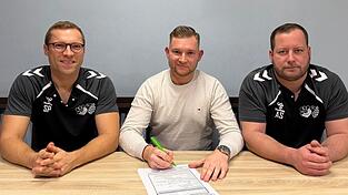 Stefan Pleintinger (l.) und Sven Arendt (r.) von der SG Dornach/Ro&szlig;bach freuen sich, dass sich Andre Vogel (Mitte) f&uuml;r ein Engagement als Trainer bei der Spielgemeinschaft entschlossen hat.