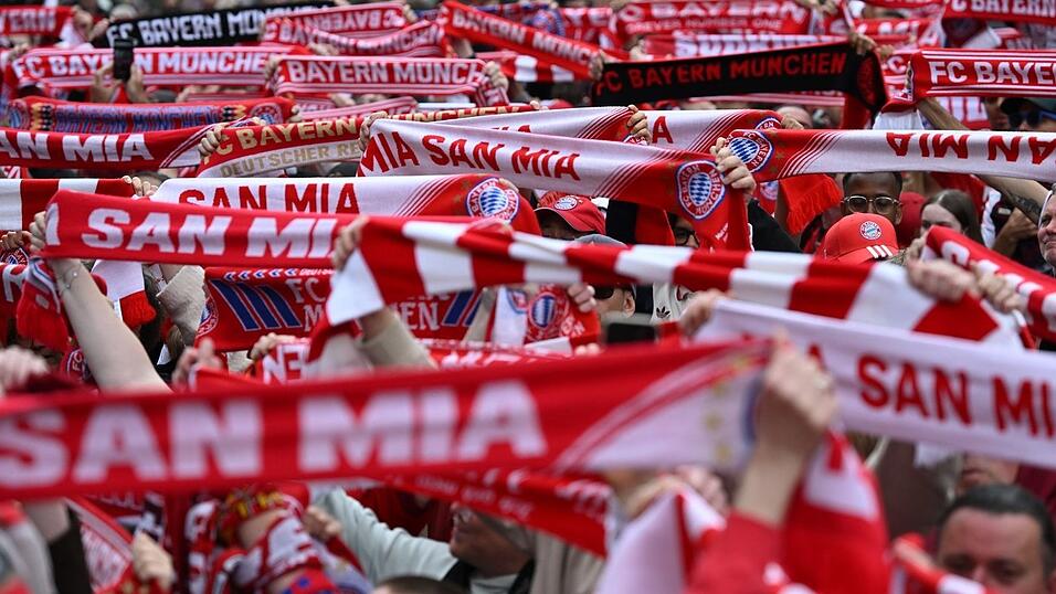 Tausende feierten ihre Bayern-Stars.
