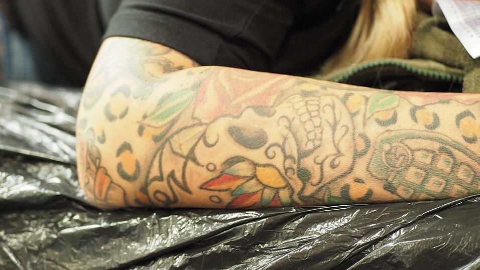 Rund 40 Aussteller und etwa 90 Tattoo-Künstler sind auf der Tattoo Convention in Straubing vertreten. Rund 40 Aussteller und etwa 90 Tattoo-Künstler sind auf der Tattoo Convention in Straubing vertreten.