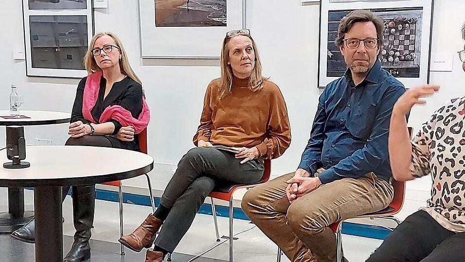 Hermann Scheuerer-Englisch (v.l.), Karin Alkofer, Ulrike Hecht, Michael Straube und Heidi Zorzi diskutierten über den Umgang mit Unsicherheit in Krisenzeiten für Eltern und Fachkräfte. Hermann Scheuerer-Englisch (v.l.), Karin Alkofer, Ulrike Hecht, Michael Straube und Heidi Zorzi diskutierten über den Umgang mit Unsicherheit in Krisenzeiten für Eltern und Fachkräfte.