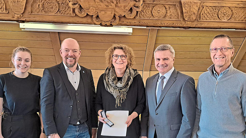 Monika Dierl (Mitte) leistet in ihrer Freizeit Au&szlig;ergew&ouml;hnliches f&uuml;r das Jugendleben in ihrer Gemeinde Furth.