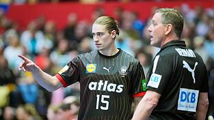 Juri Knorr (l) gehört bei der Handball-WM bisher zu den Aktivposten im deutschen Team.