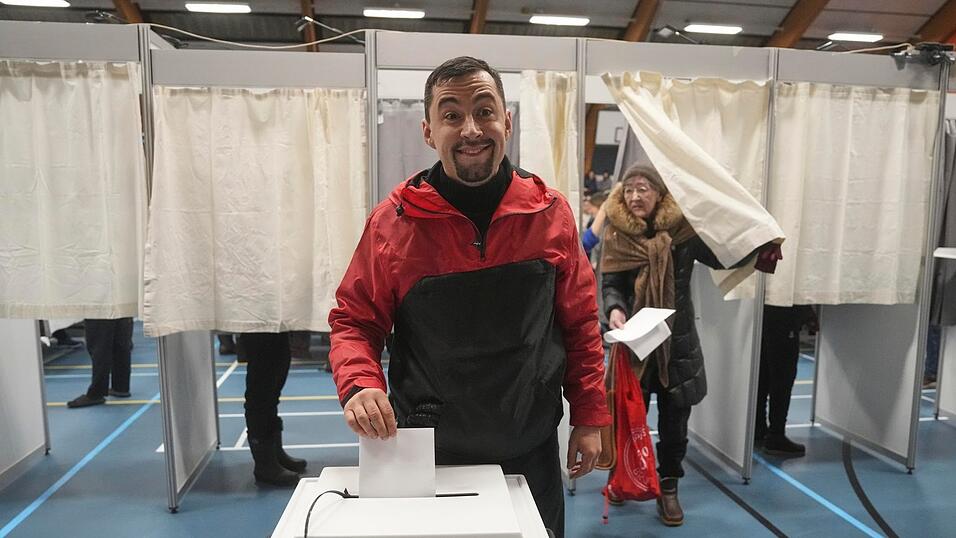 Regierungschef Múte B. Egede bei der Stimmabgabe. Regierungschef Múte B. Egede bei der Stimmabgabe.