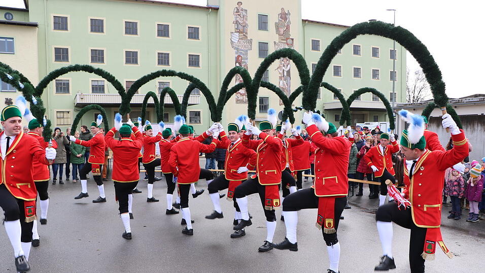 Tanz bei BarthHaas vor malerischer Kulisse.