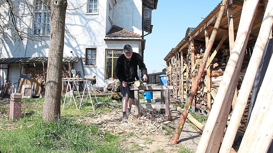 Sebastian Roser arbeitet an neuen Holzunterständen.