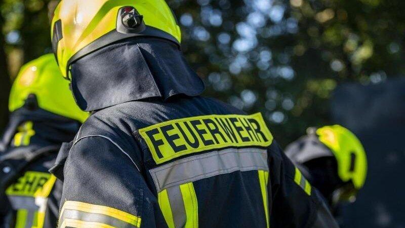 Feuerwehrleute stehen zusammen, um den Einsatz zu besprechen.