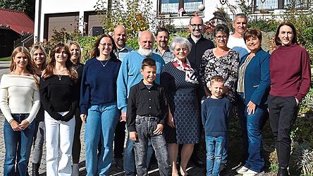 Angela und Helmut Mader (Bildmitte) feierten am Wochenende ihre goldene Hochzeit im Kreise der Familie. Auch Bürgermeisterin Irmgard Sauerer, Pfarrer Florian Rein und Pfarreiratsmitglied Monika Fichtl überbrachten Glückwünsche der Gemeinde und Pfarrei.