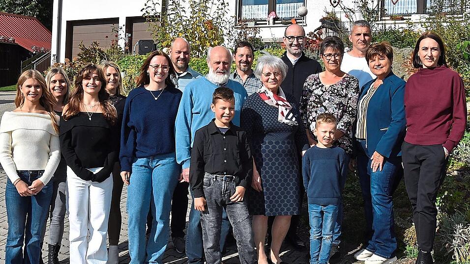 Angela und Helmut Mader (Bildmitte) feierten am Wochenende ihre goldene Hochzeit im Kreise der Familie. Auch Bürgermeisterin Irmgard Sauerer, Pfarrer Florian Rein und Pfarreiratsmitglied Monika Fichtl überbrachten Glückwünsche der Gemeinde und Pfarrei.