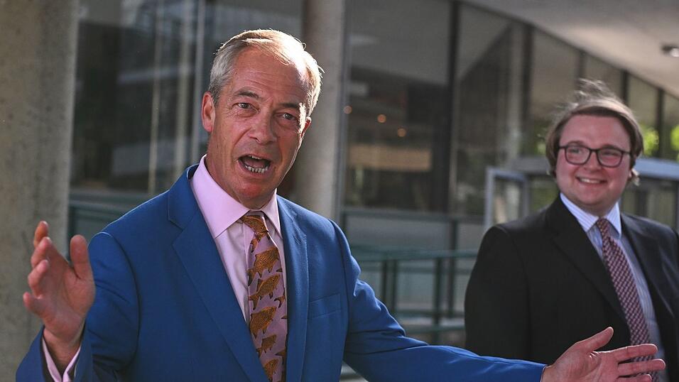 Nigel Farage (links im Bild) kündigte am Dienstag an, sein Mandat im Parlament niederzulegen. Nigel Farage (links im Bild) kündigte am Dienstag an, sein Mandat im Parlament niederzulegen.
