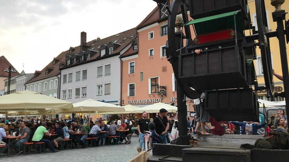 Der Straubinger Stadtplatz wird am Wochenende ganz in mittelalterliches Flair getaucht. Die schönsten Schnappschüsse haben wir für Sie zusammengestellt. Der Straubinger Stadtplatz wird am Wochenende ganz in mittelalterliches Flair getaucht. Die schönsten Schnappschüsse haben wir für Sie zusammengestellt.