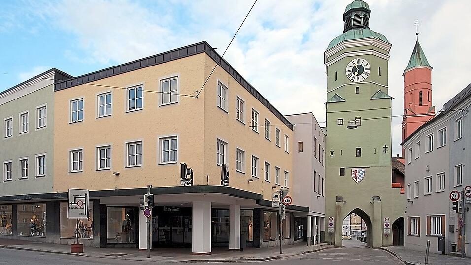 Das Modehaus Brandl direkt neben dem Stadtturm hat zum Jahresende f&uuml;r immer geschlossen.