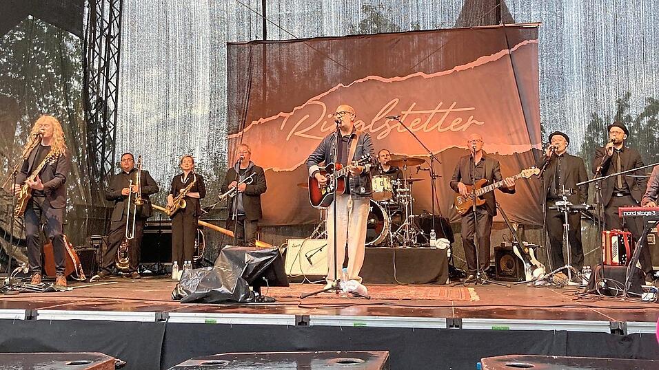 Hannes Ringlstetter und seine Band sorgten trotz Kälte und Regen für nahezu ungebrochen gute Stimmung bei ihren Fans - und auch bei so manchen, die sie gar nicht kannten. Hannes Ringlstetter und seine Band sorgten trotz Kälte und Regen für nahezu ungebrochen gute Stimmung bei ihren Fans - und auch bei so manchen, die sie gar nicht kannten.