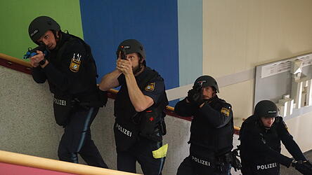 W&auml;hrend der &Uuml;bung selbst durfte die Presse nicht in der Schule dabei sein. F&uuml;r ein Foto stellten anschlie&szlig;end einige Polizisten nach, wie sie ein Treppenhaus sichern.