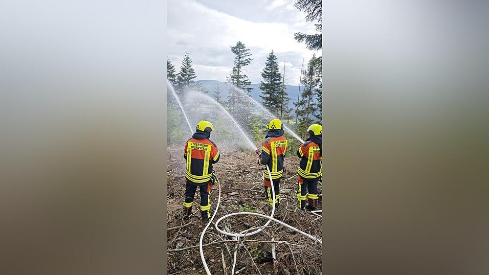 Brandbek&auml;mpfung in schwierigem Gel&auml;nde wurde ge&uuml;bt.