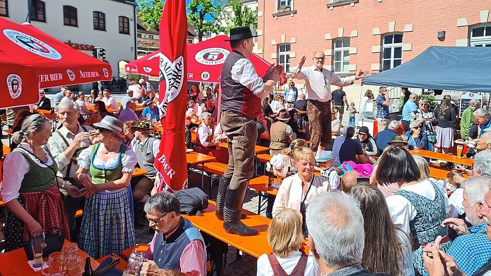 Mitglieder der Liedertafel stiegen auf Tische und feuerten an.