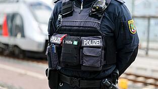 Eine Zugbegleiterin ist von einem Fahrgast angegriffen und im Gesicht verletzt worden. (Archivbild) Eine Zugbegleiterin ist von einem Fahrgast angegriffen und im Gesicht verletzt worden. (Archivbild)
