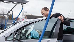 Für saubere Scheiben: Die Seitenscheibe einen Spalt herunterfahren und mit handelsüblichem Glasreiniger wischen.
