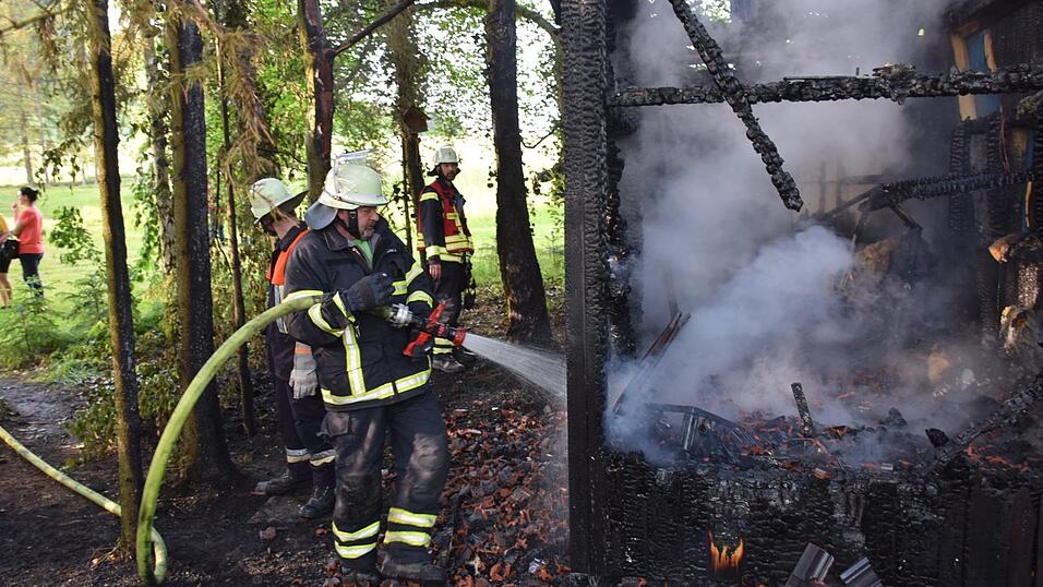 Die Feuerwehren löschten den Brand. Die Feuerwehren löschten den Brand.