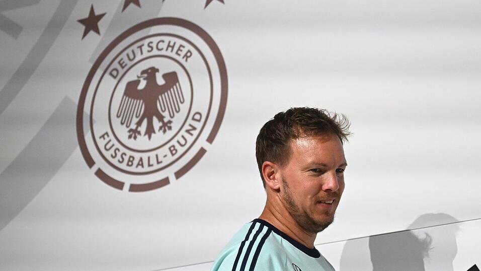Bundestrainer Nagelsmann betritt die B&uuml;hne bei der Pressekonferenz.