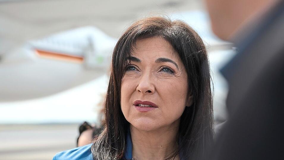 Warum mögen mich nicht einmal die eigenen Leute?, fragt sich Katherina Reiche (CDU). Die Bundeswirtschaftsministerin fühlt sich falsch verstanden, darum sollen jetzt PR-Berater das Image etwas aufpolieren. Warum mögen mich nicht einmal die eigenen Leute?, fragt sich Katherina Reiche (CDU). Die Bundeswirtschaftsministerin fühlt sich falsch verstanden, darum sollen jetzt PR-Berater das Image etwas aufpolieren.