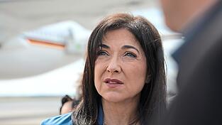 Warum mögen mich nicht einmal die eigenen Leute?, fragt sich Katherina Reiche (CDU). Die Bundeswirtschaftsministerin fühlt sich falsch verstanden, darum sollen jetzt PR-Berater das Image etwas aufpolieren. Warum mögen mich nicht einmal die eigenen Leute?, fragt sich Katherina Reiche (CDU). Die Bundeswirtschaftsministerin fühlt sich falsch verstanden, darum sollen jetzt PR-Berater das Image etwas aufpolieren.