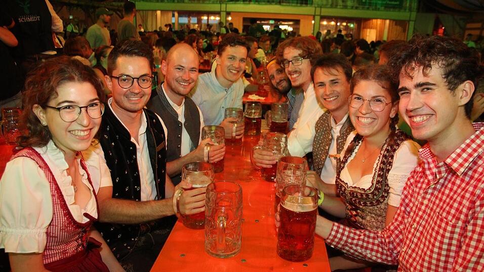 Viele Landshuter feierten am Freitagabend auf der Bartlmädult. Viele Landshuter feierten am Freitagabend auf der Bartlmädult.