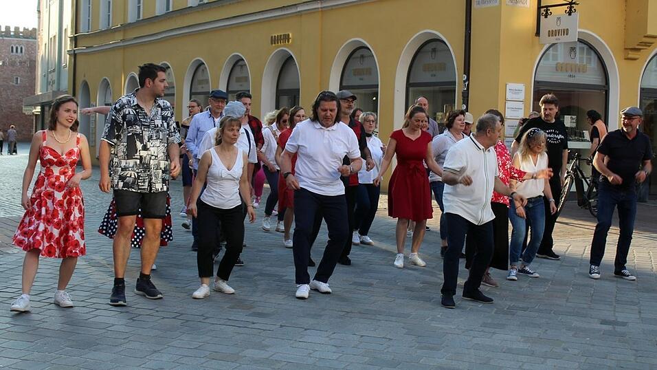 Die tanzbegeisterten Landshuterinnen und Landshuter legten eine hei&szlig;e Sohle aufs Parkett.