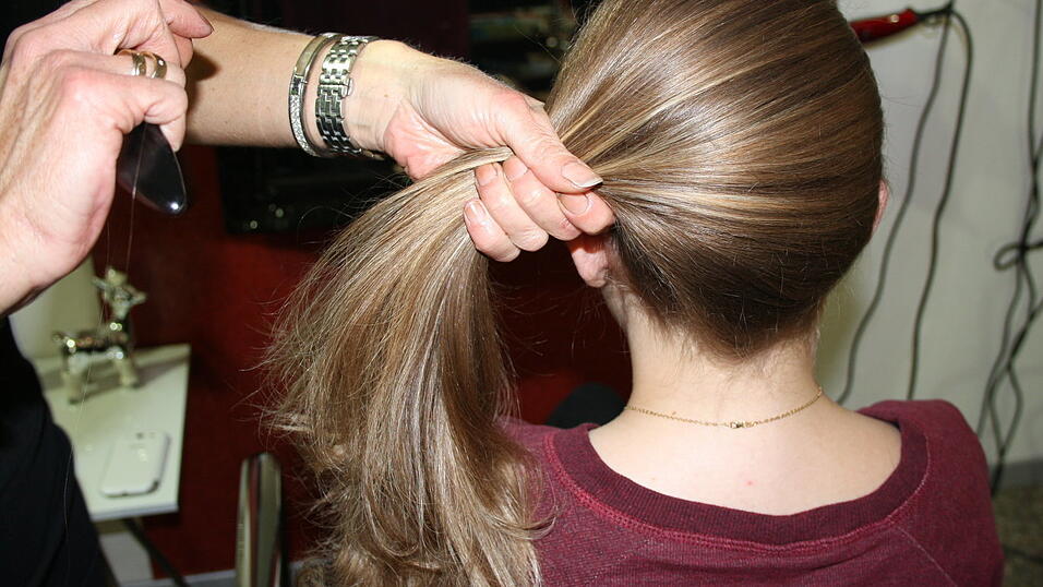 Schritt 2: Seitlich einen Pferdeschwanz formen und mit einem Haargummi fixieren. Die Haare aber nur halb durchziehen, bis eine Schlaufe geformt ist. Schritt 2: Seitlich einen Pferdeschwanz formen und mit einem Haargummi fixieren. Die Haare aber nur halb durchziehen, bis eine Schlaufe geformt ist.