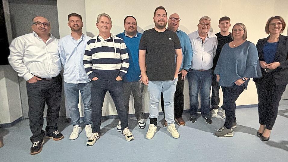 Die neue Vorstandschaft der JFG Straubing-Bogen mit Bogens B&uuml;rgermeisterin Andrea Probst (rechts): Sportlicher Leiter Ahmet Y&uuml;ce (links), Vorstand Schule Rainer Baumann (3.v.li.), Vorstand Sport Daniel Porwol (4.v.li.), Vorstand Gesch&auml;ftsf&uuml;hrung Uwe Grabner (5. v.re.), Vorstand Organisation Ignaz Hiendl (4.v.re.), und Vorstand Marketing/Sponsoring Silvia Wudy.