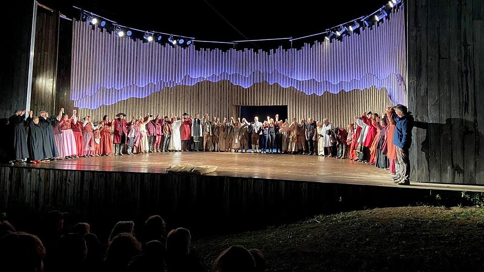 Bis zum n&auml;chsten Jahr: Die Truppe des Lichtenegger Bundes verabschiedet sich von ihrem Publikum.