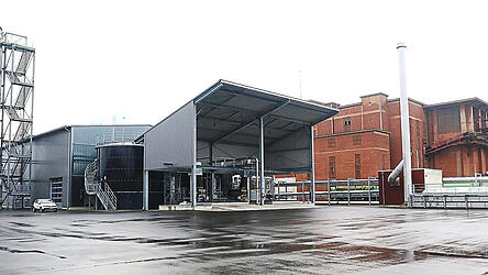 Neben der Klärschlamm-Trocknungsanlage in Schwandorf (links) plant das neu gegründete „gemeinsame Kommunalunternehmen“ (gKU) den Bau einer Klärschlamm-Monoverbrennungsanlage. Das Gelände (rotes Gebäude) gehört dem internationalen Konzern „Norsk Hydro“.