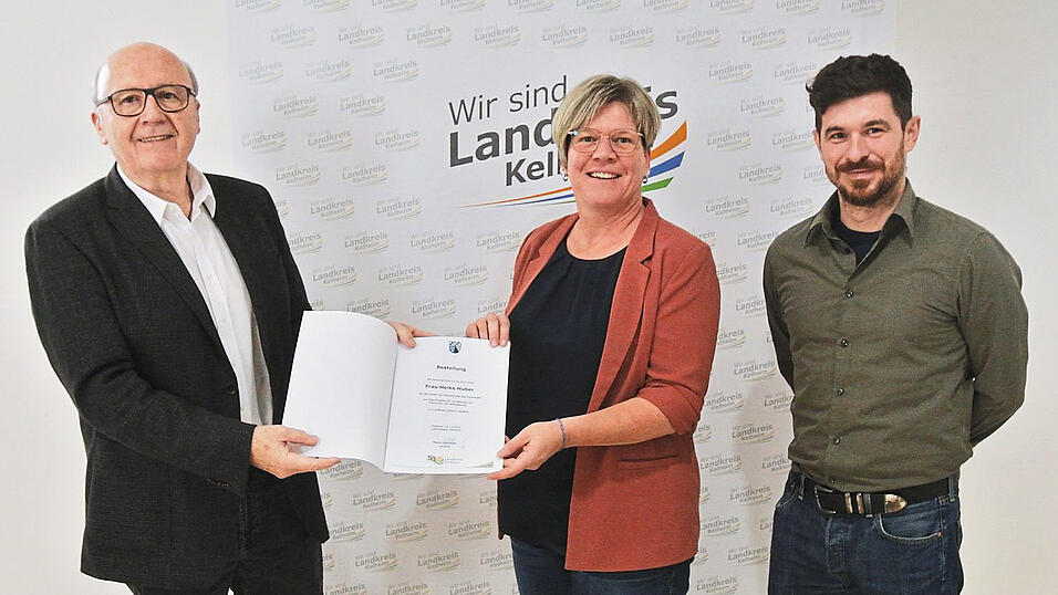 Landrat Martin Neumeyer (links) hat an Heike Huber im Beisein von Stabsstellenleiter Christian Gabler die Urkunde überreicht. Landrat Martin Neumeyer (links) hat an Heike Huber im Beisein von Stabsstellenleiter Christian Gabler die Urkunde überreicht.
