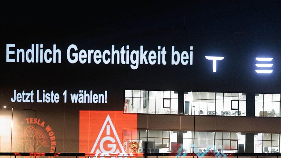 Die IG Metall Berlin-Brandenburg-Sachsen setzt sich für einen Tariflohn bei Tesla in Grünheide ein, den die Werksleitung ablehnt. Die IG Metall Berlin-Brandenburg-Sachsen setzt sich für einen Tariflohn bei Tesla in Grünheide ein, den die Werksleitung ablehnt.