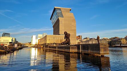 Das Stadtviertel Bj&oslash;rvika mit dem Munch Museum und der Skulptur &bdquo;The Mother&ldquo; von Tracey Emin.