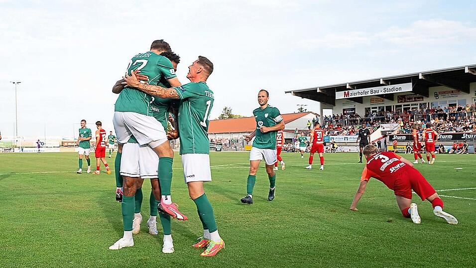 Am Boden: Den späten K.o. beim 1:3 der SpVgg Hankofen (in Rot, rechts: Neuzugang Benedikt Schwarzensteiner) am Freitagabend bedeuten zwei Tore des 1. FC Schweinfurt in der Nachspielzeit. Am Boden: Den späten K.o. beim 1:3 der SpVgg Hankofen (in Rot, rechts: Neuzugang Benedikt Schwarzensteiner) am Freitagabend bedeuten zwei Tore des 1. FC Schweinfurt in der Nachspielzeit.