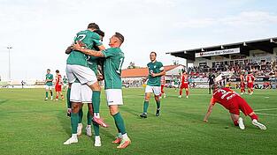 Am Boden: Den späten K.o. beim 1:3 der SpVgg Hankofen (in Rot, rechts: Neuzugang Benedikt Schwarzensteiner) am Freitagabend bedeuten zwei Tore des 1. FC Schweinfurt in der Nachspielzeit. Am Boden: Den späten K.o. beim 1:3 der SpVgg Hankofen (in Rot, rechts: Neuzugang Benedikt Schwarzensteiner) am Freitagabend bedeuten zwei Tore des 1. FC Schweinfurt in der Nachspielzeit.