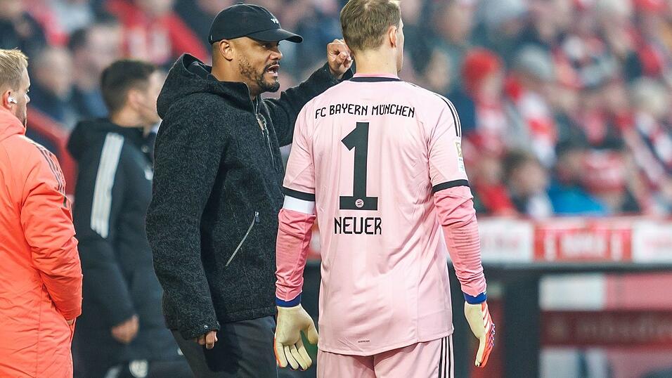 Trainer Vincent Kompany (l) und Kapit&auml;n Manuel Neuer bleiben beim FC Bayern vereint. (Archivbild)