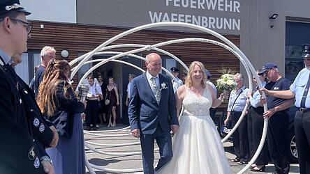Das Brautpaar durchschreitet beim Verlassen des Rathauses das Ehrenspalier der Feuerwehren. Das Brautpaar durchschreitet beim Verlassen des Rathauses das Ehrenspalier der Feuerwehren.