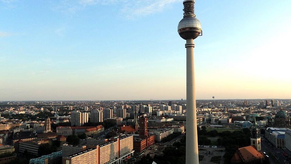 Der Berliner Fernsehturm bei Sonnenuntergang. Der Berliner Fernsehturm bei Sonnenuntergang.