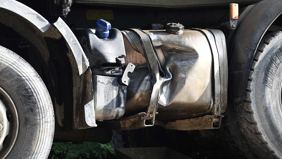 Bei dem Unfall verletzten sich drei Personen, einschließlich der Unfallverursacherin.