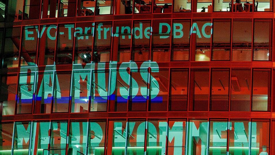 Mit einer Protestaktion am Bahntower am Vorabend der Verhandlungen verlieh die EVG ihren Forderungen Nachdruck.