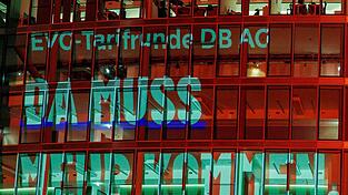 Mit einer Protestaktion am Bahntower am Vorabend der Verhandlungen verlieh die EVG ihren Forderungen Nachdruck.