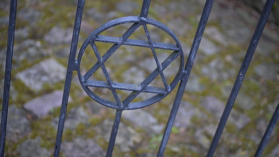 J&uuml;dische Organisationen raten inzwischen davon ab, sichtbar die Kippa oder Schmuck mit dem Davidstern zu tragen.