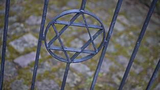 J&uuml;dische Organisationen raten inzwischen davon ab, sichtbar die Kippa oder Schmuck mit dem Davidstern zu tragen.
