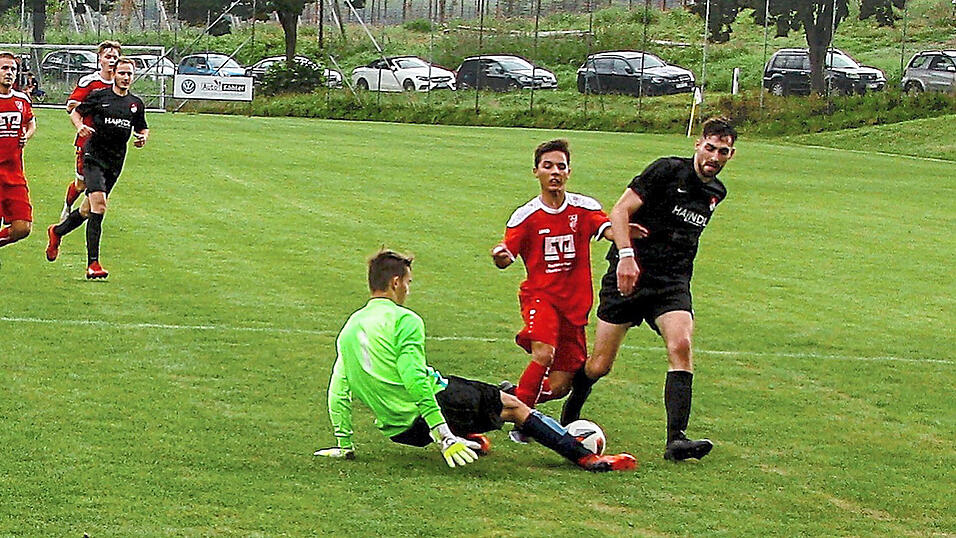 Leander Küfner scheiterte in dieser Szene zwar an Schierlings Schlussmann Markus Stigler, dafür trafen seine Teamkollegen Brandl und Langwieser fünfmal ins Schwarze.