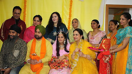 Farbenpr&auml;chtig: das Brautpaar mit Freunden und Verwandten.