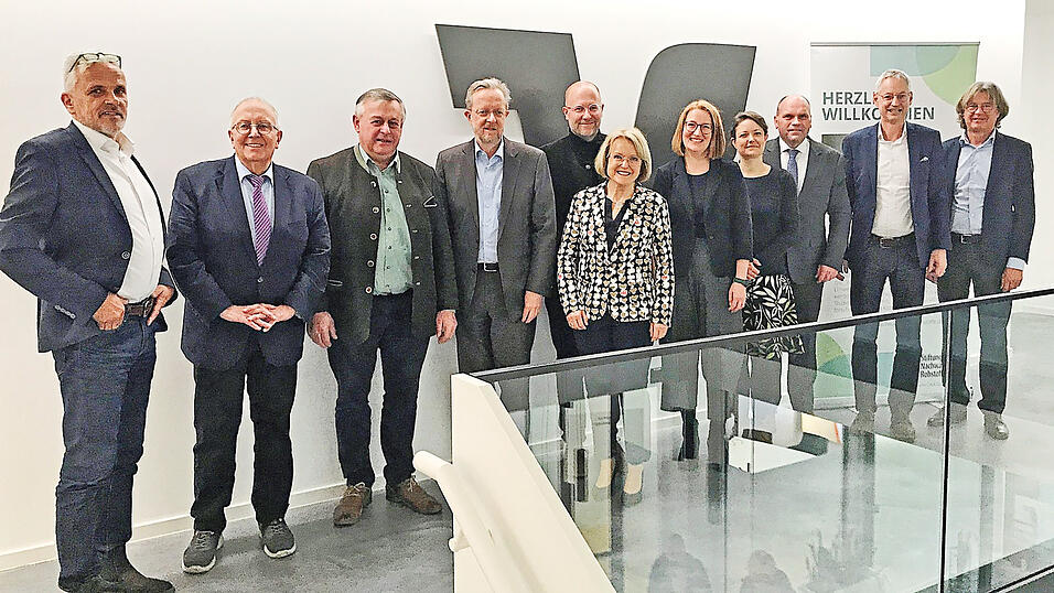 Mitglieder der Stiftung Nachwachsende Rohstoffe und der Vergabe-Jury stellten das Doktorandenstipendium der Raiffeisenbank vor (v.l.): Dr. Eric Veulliet (Pr&auml;sident Hochschule Weihenstephan-Triesdorf), Werner D&ouml;ller (ehemaliger CARMEN-Gesch&auml;ftsf&uuml;hrer), Walter Heidl (langj&auml;hriger Pr&auml;sident des Bayerischen Bauernverbands), Rudolf Escheu (Ministerialdirigent a.D.), Prof. Dr. Carl Christian Beckmann (Vorsitzender des Stiftungsrats), Dr. Regine Langer-Huber (Hochschulstadtverein), Beke Becker (Personalleiterin Raiffeisenbank), Dr. Vanessa Roden (Direktorin Nawareum), Stefan Hinsken (Vorstandsmitglied der Raiffeisenbank), Oberb&uuml;rgermeister Markus Pannermayr und CARMEN-Gesch&auml;ftsf&uuml;hrer Edmund Langer.