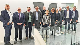 Mitglieder der Stiftung Nachwachsende Rohstoffe und der Vergabe-Jury stellten das Doktorandenstipendium der Raiffeisenbank vor (v.l.): Dr. Eric Veulliet (Pr&auml;sident Hochschule Weihenstephan-Triesdorf), Werner D&ouml;ller (ehemaliger CARMEN-Gesch&auml;ftsf&uuml;hrer), Walter Heidl (langj&auml;hriger Pr&auml;sident des Bayerischen Bauernverbands), Rudolf Escheu (Ministerialdirigent a.D.), Prof. Dr. Carl Christian Beckmann (Vorsitzender des Stiftungsrats), Dr. Regine Langer-Huber (Hochschulstadtverein), Beke Becker (Personalleiterin Raiffeisenbank), Dr. Vanessa Roden (Direktorin Nawareum), Stefan Hinsken (Vorstandsmitglied der Raiffeisenbank), Oberb&uuml;rgermeister Markus Pannermayr und CARMEN-Gesch&auml;ftsf&uuml;hrer Edmund Langer.