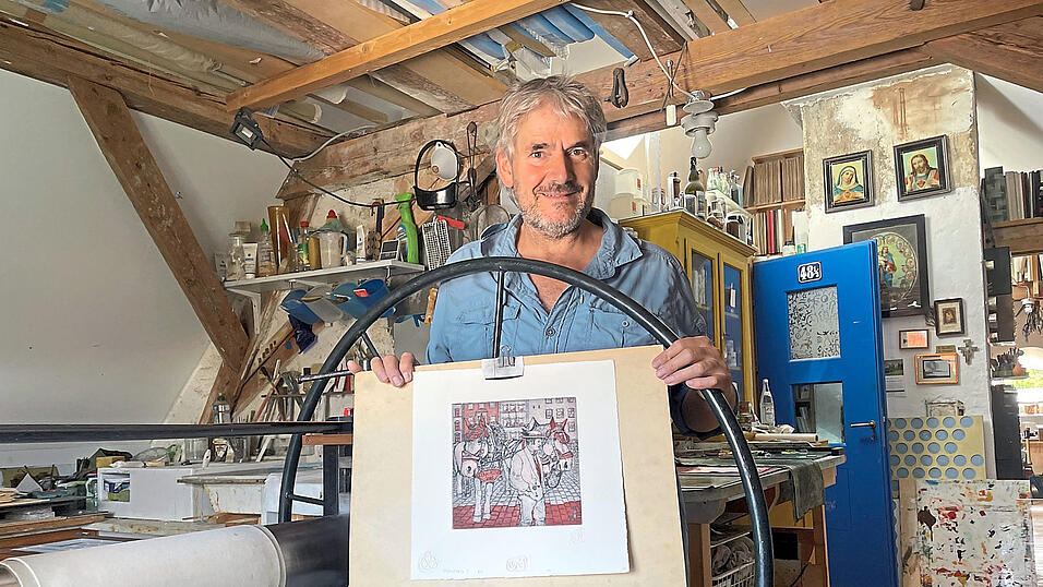Der Straubinger Künstler Michael Hornauer mit der neuen Grafik zum Volksfest, die zwei Kaltblüter mit dem Pferdeknecht zeigt. Der Straubinger Künstler Michael Hornauer mit der neuen Grafik zum Volksfest, die zwei Kaltblüter mit dem Pferdeknecht zeigt.