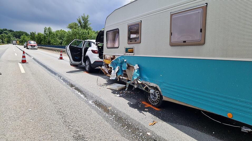 Auf der B20 hat sich ein Unfall mit mehreren Fahrzeugen ereignet. Auf der B20 hat sich ein Unfall mit mehreren Fahrzeugen ereignet.
